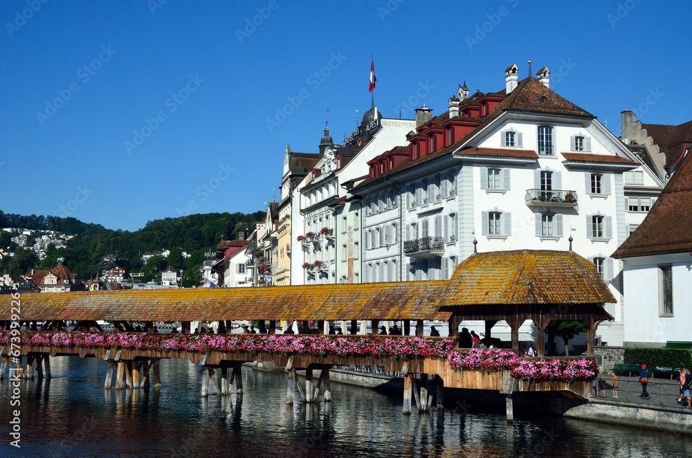Fototapeta premium Puente Kapellbrücke entre el río Reuss y los edificios del casco antiguo de Lucerna, Suiza
