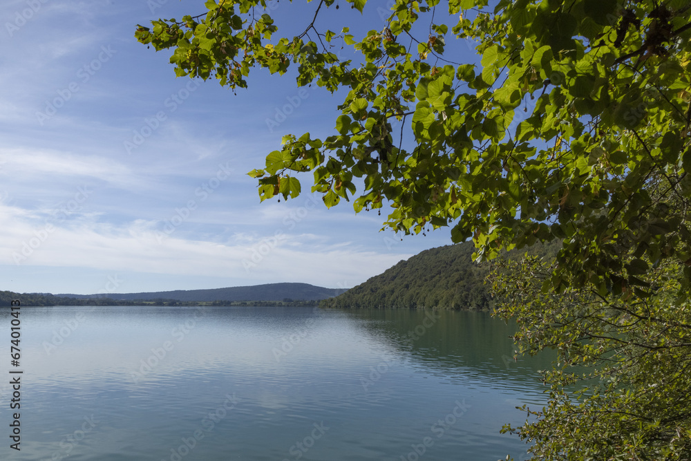 Lac de Chalain dans le Jura en France Lac de Chalain dans le Jura en France