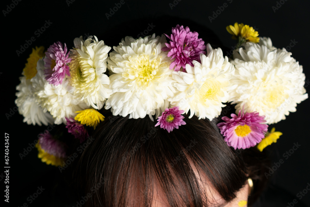 Naklejka premium woman with a flowers crown