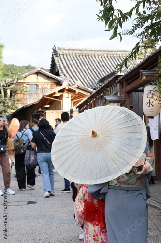 Japonaise avec ombrelle - Kyoto photo