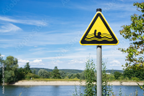 Badeunfall Warnschild Strömung 