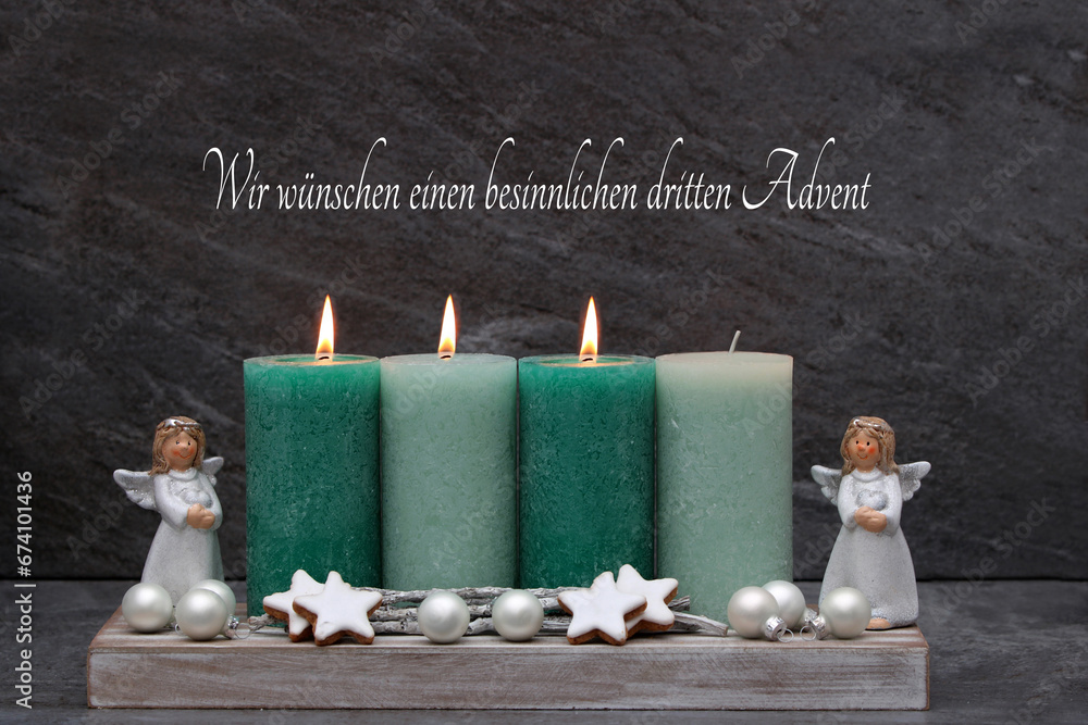 Dritter Advent Schlichte Adventsdekoration mit grünen Kerzen, Engel
