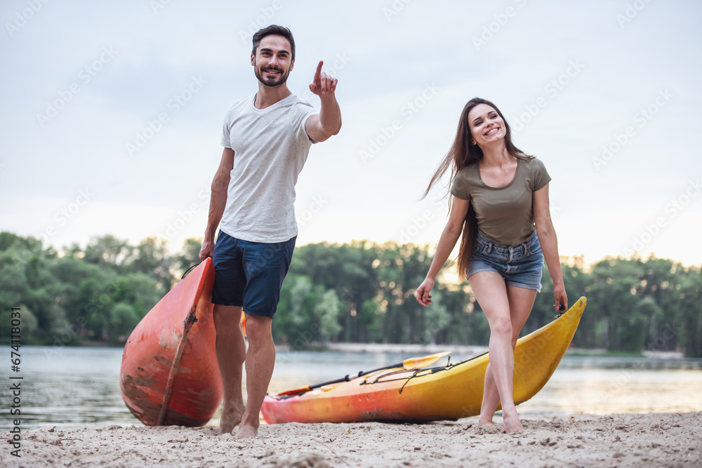 Obraz premium Couple travelling by kayak