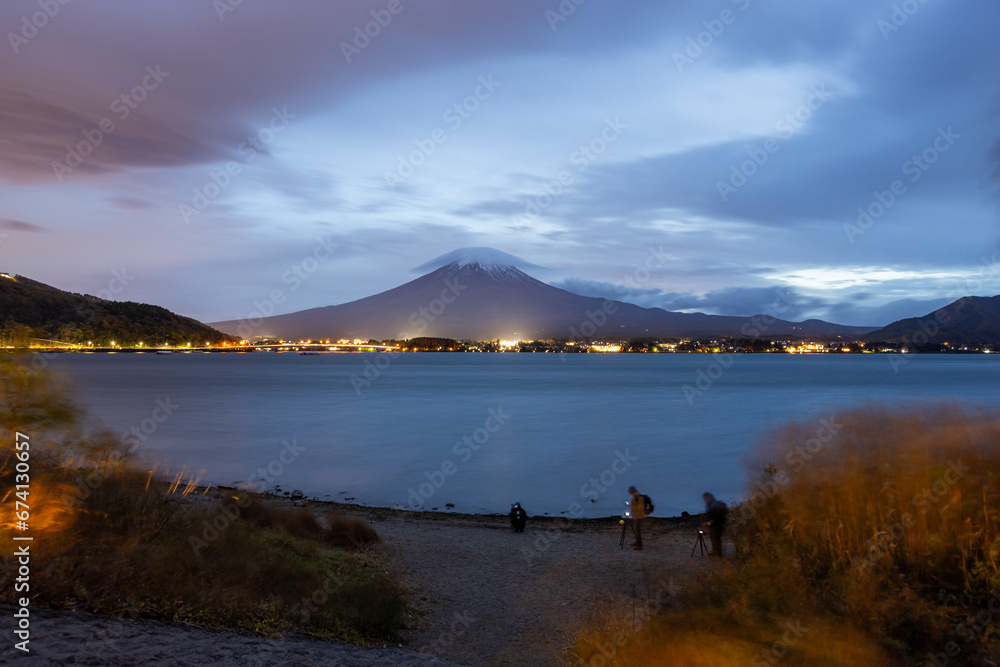 秋の夕暮れの富士山と河口湖