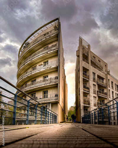 Fotografia Paris, France - April 20, 2023: Parisians buildings seen from La coulée verte in