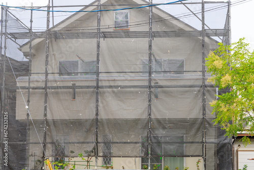 住宅の外壁塗装のための足場とネット