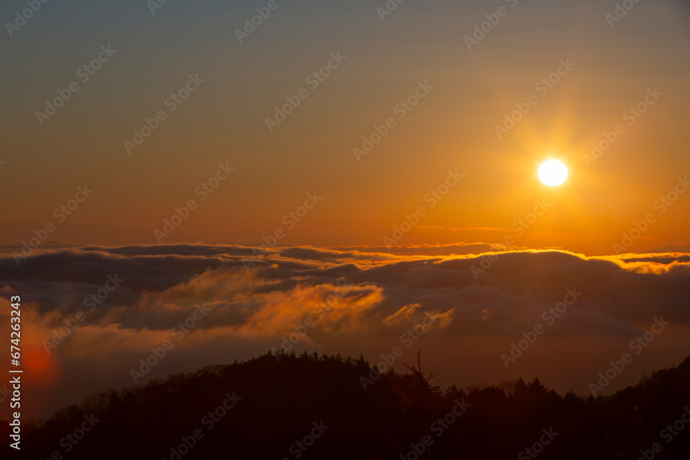 長野県上田市　美ヶ原から見える雲海の日の出　秋
