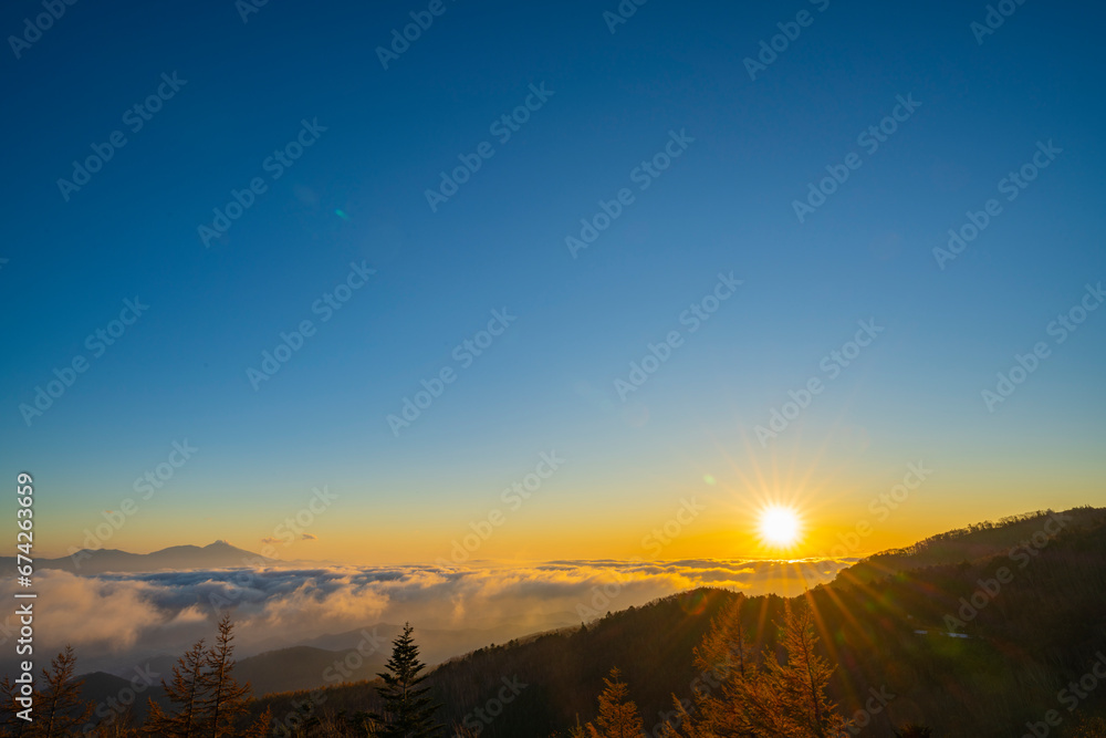 長野県上田市　美ヶ原から見える雲海の日の出　秋