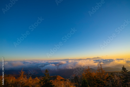長野県上田市　美ヶ原から見える雲海の日の出　秋 © k