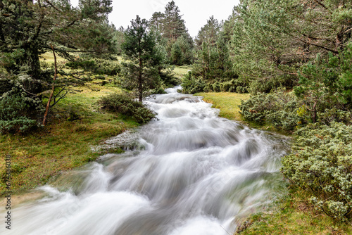 Fototapeta Naklejka Na Ścianę i Meble -  mountain river with a lot of water due to the autumn rains in the Sierra de Guadarrama in Madrid, Spain