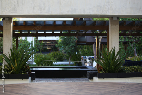 Patio de hotel, con acabos en madera.