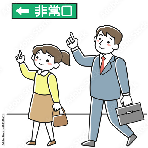 外出先で非常口を確認する女性と男性