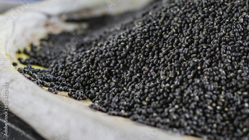 Fotografia Urad bean or black gram kept in pile.