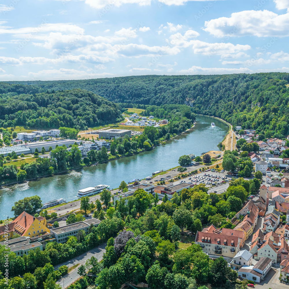 Die niederbayerische Kreisstadt Kelheim im Luftbild, Blick ins Donautal zum Donaudurchbruch