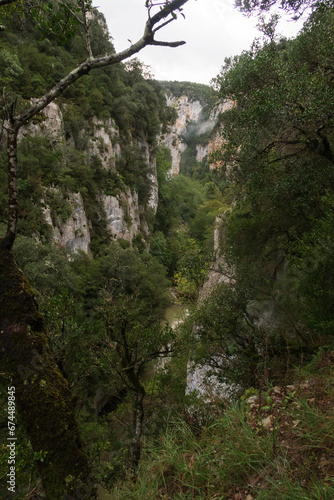 Paisaje desde el interior de la hoz de Arbayun, reserva natural, desde el mirador, sierra de Leyre, Navarra, España. © time and light