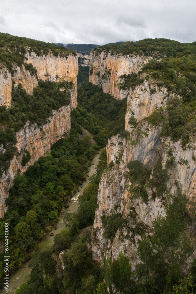 Vista aerea de la hoz de Arbayun, reserva natural, desde el mirador, sierra de Leyre, Navarra, España.
Vista aerea de la hoz de Arbayun, reserva natural, desde el mirador, sierra de Leyre, Navarra, España.