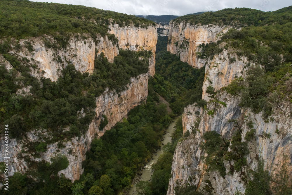 Vista aerea de la hoz de Arbayun, reserva natural, desde el mirador, sierra de Leyre, Navarra, España.