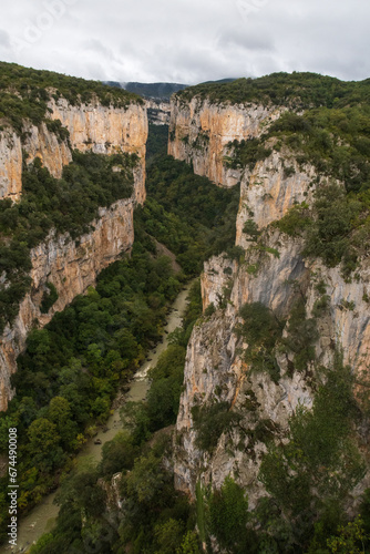 Vista aerea de la hoz de Arbayun, reserva natural, desde el mirador, sierra de Leyre, Navarra, España.
