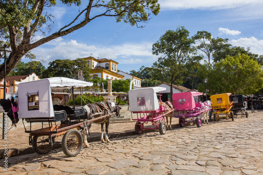 Obraz premium Cart and horse on a street in the city of Tiradentes, Minas Gerais, Brazil. Old wagon for a ride in the historic colonial city 