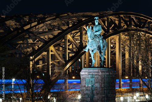 Köln, Reiterstandbild Kaiser Wilhelm II vor der Hohenzollernbrücke, bei Nacht photo