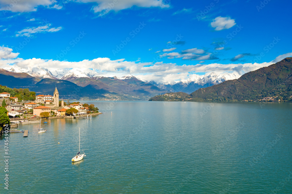Panorama of Lake Como towards the north, with the town of Cremia and the mountains in the background.
