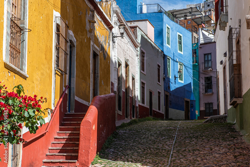 Discovering the colonial style in the city of Guanajuato, Mexico © fforriol