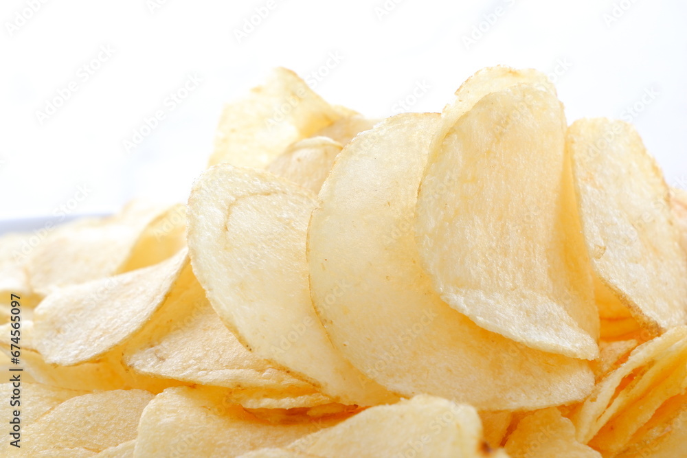 お皿に盛ったポテトチップス
