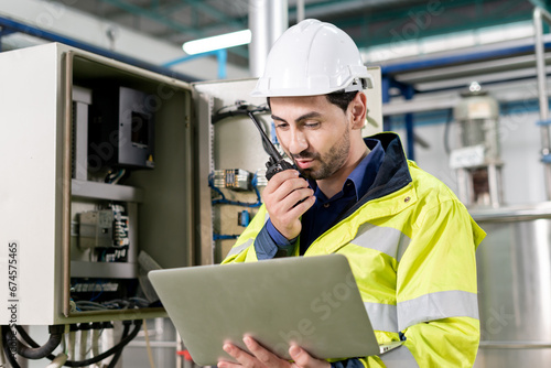 Foto Mechanic or maintenance or electrical engineer checking main electrical control systems industrial plant