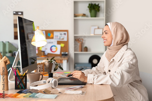 Muslim interior designer wo...