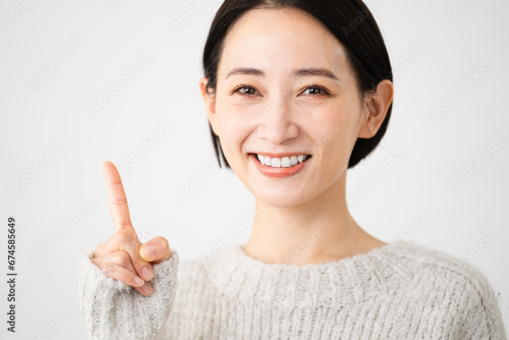 ニットを着ている若い女性 ライフスタイルイメージ ニットを着ている若い女性 ライフスタイルイメージ