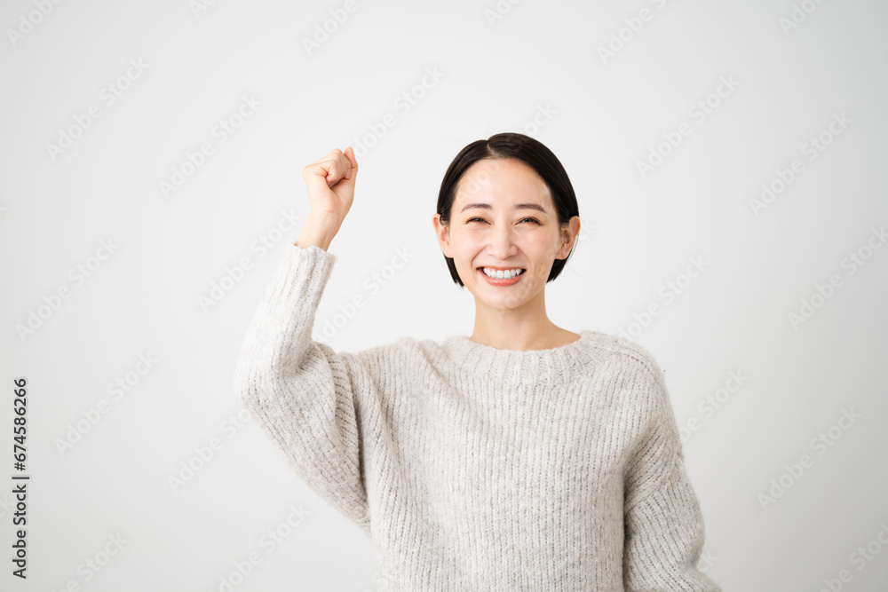 ニットを着ている若い女性 ライフスタイルイメージ ニットを着ている若い女性 ライフスタイルイメージ
