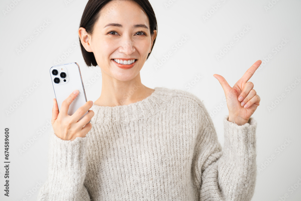 ニットを着ている若い女性　ライフスタイルイメージ