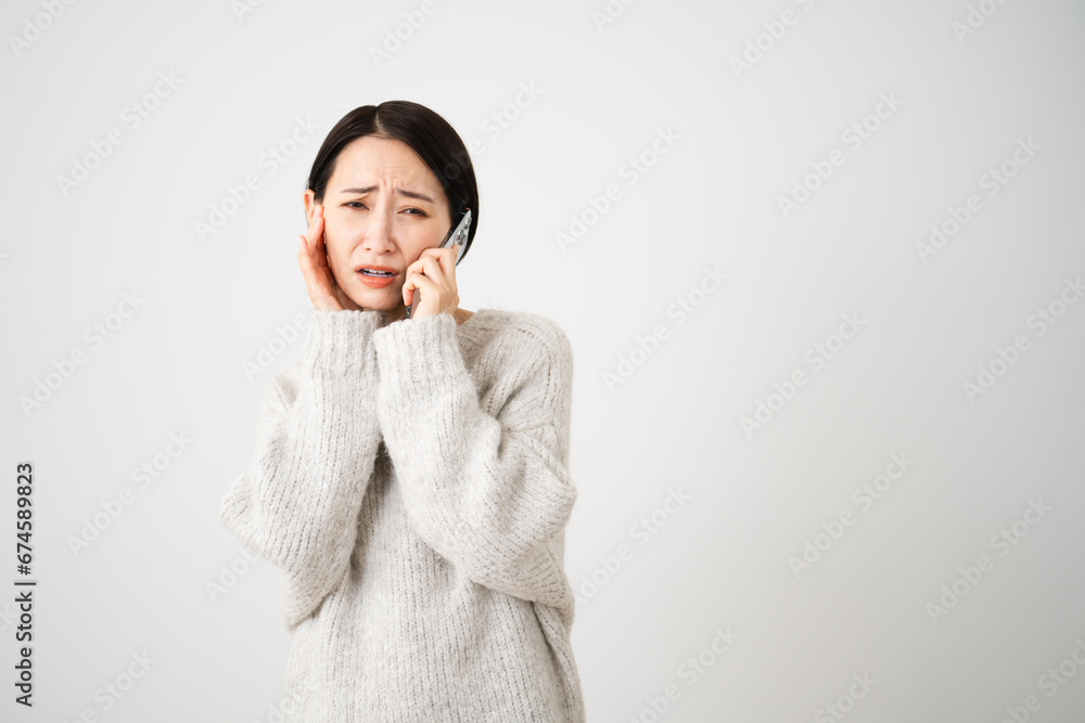 ニットを着ている若い女性　ライフスタイルイメージ