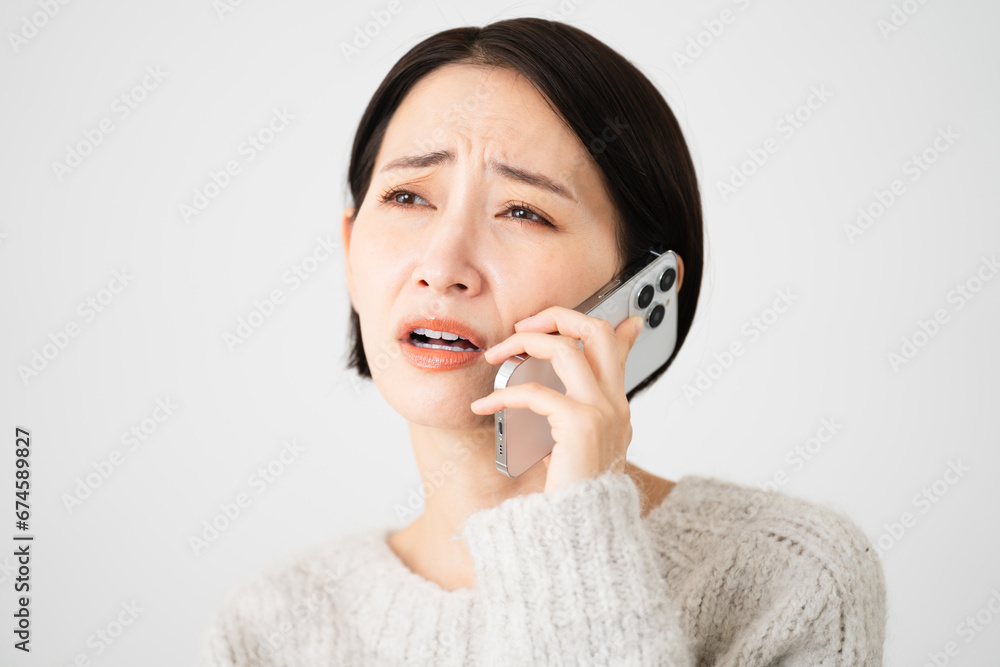 ニットを着ている若い女性　ライフスタイルイメージ