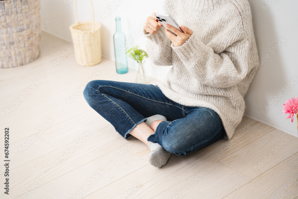 Fototapeta premium スマートフォンを操作する若い女性 ライフスタイルイメージ