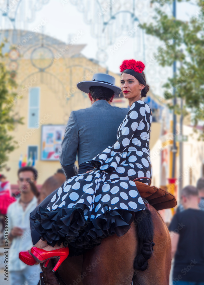 Pareja ataviada con la típica vestimenta de Andalucía, a caballo durante la celebración de la feria de Fuengirola