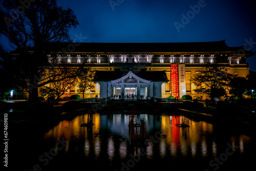 東京・上野の東京国立博物館本館の夜景 2022年11月 photo