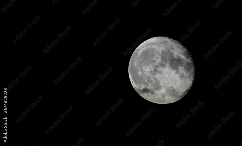 Księżyc w pełni na tle czarnego nocnego nieba - obrazy, fototapety, plakaty 