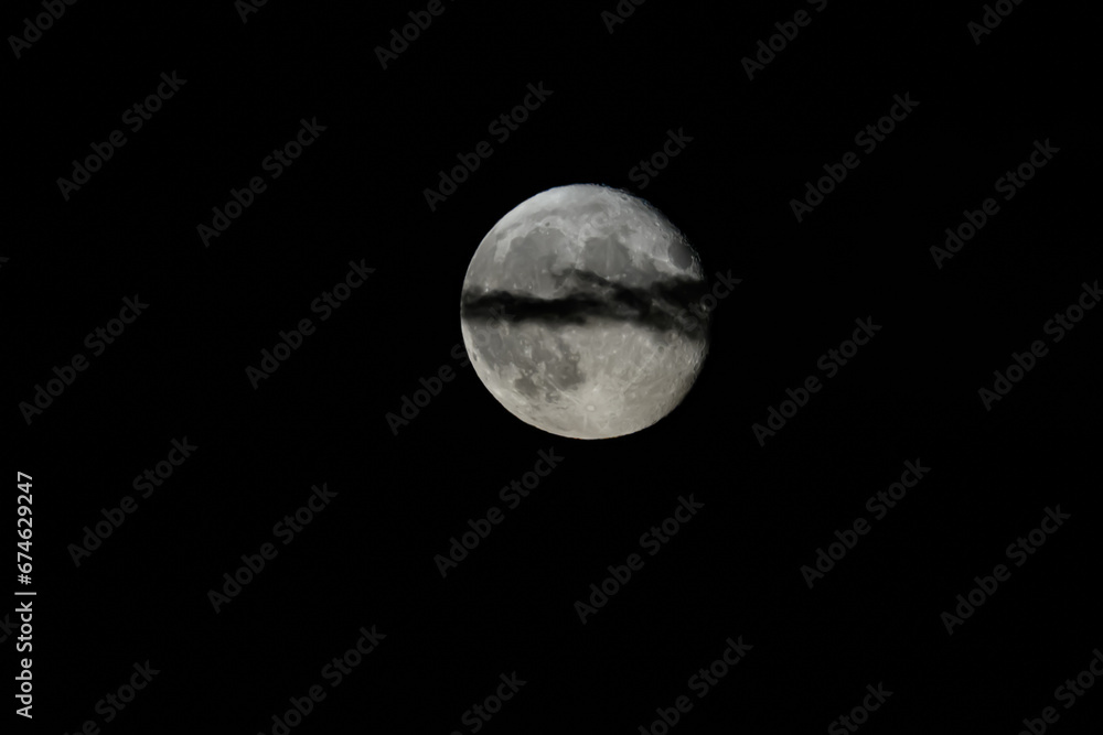 Obraz na płótnie Księżyc w pełni zasłonięty przez chmurę  w salonie