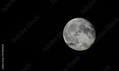Księżyc w pełni na tle czarnego nocnego nieba