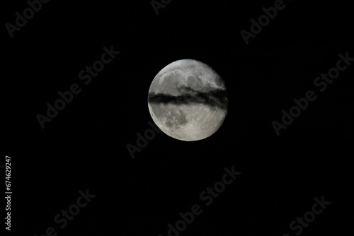 Fototapeta Księżyc w pełni zasłonięty przez chmurę 