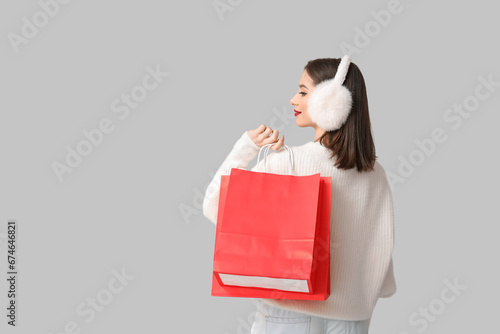 Young woman holding shoppin...