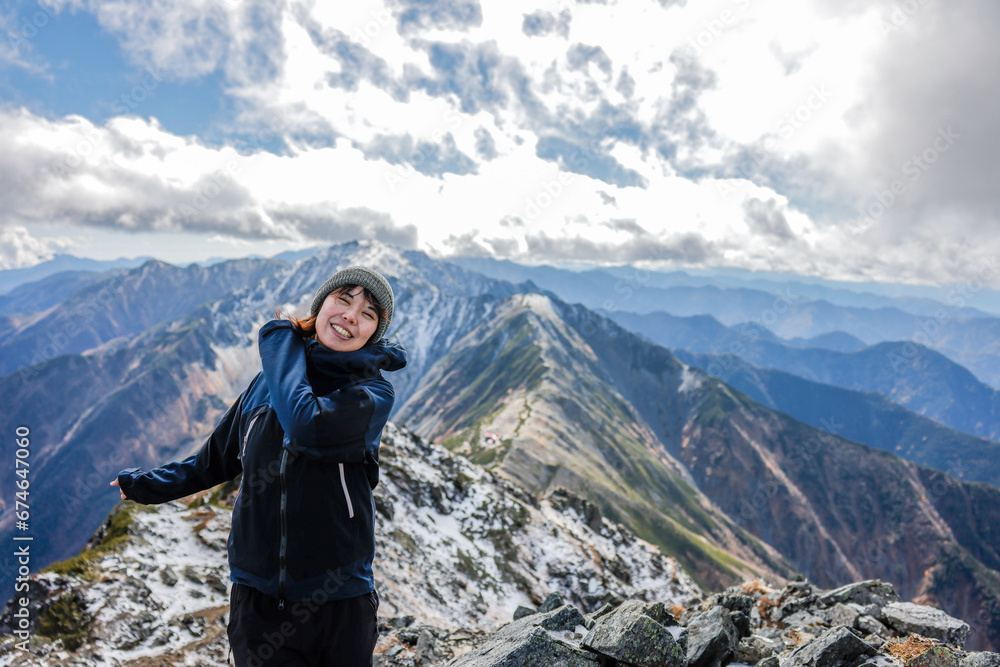 北岳登山する女性