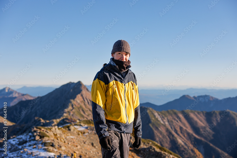 北岳登山する男性