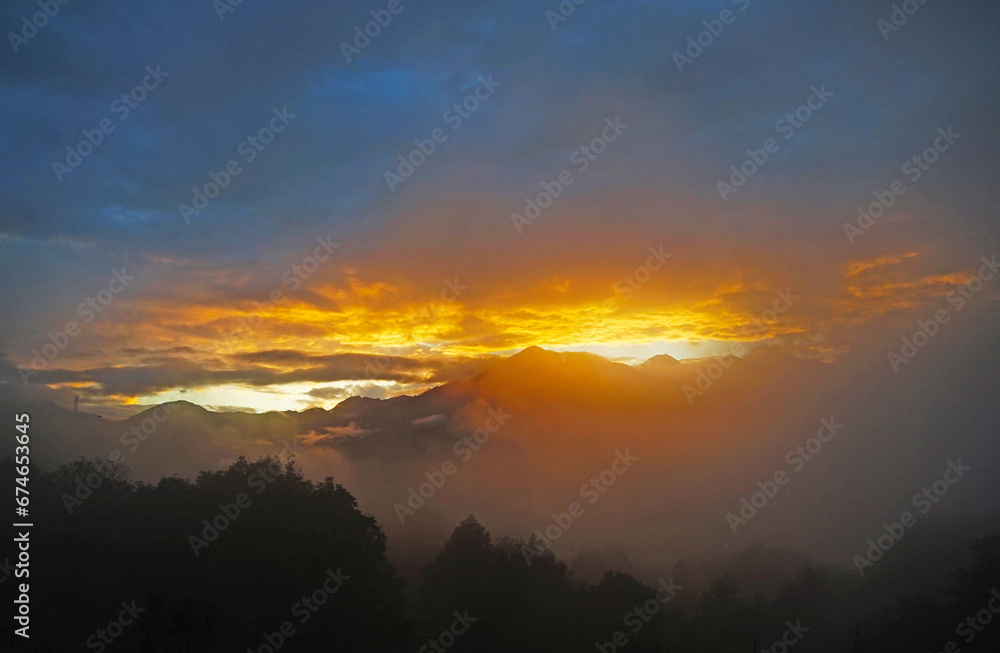 Tramonto serale con uno squarcio di luce nella nebbia