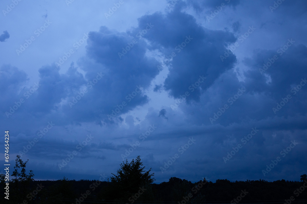 Naklejka premium Dark storm clouds before rain. Natural weather dramatic background.