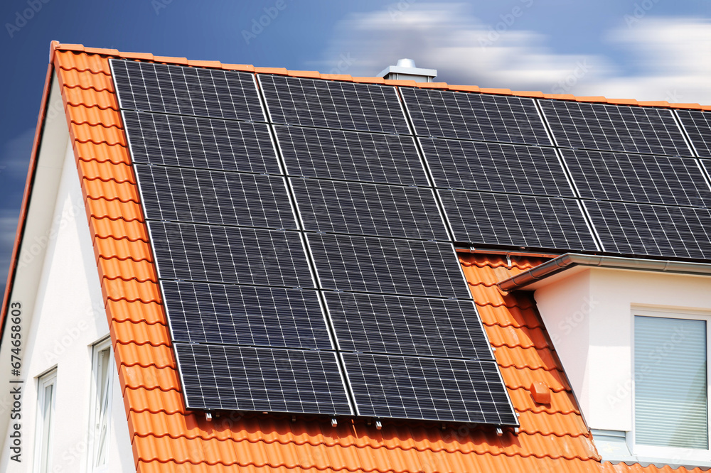 Fototapeta premium Einfamilienhaus mit Solaranlage bzw. Photovoltaikanlage