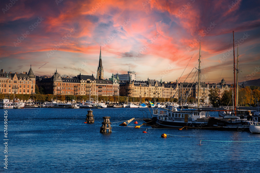 Une très belle vue de la ville de Stockholm avec la mer et la ville - obrazy, fototapety, plakaty 