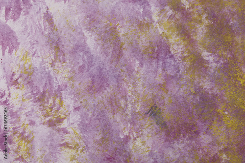 Fondo astratto: pennellate di tempera di colore viola e giallo su carta bianca, spazio per testo