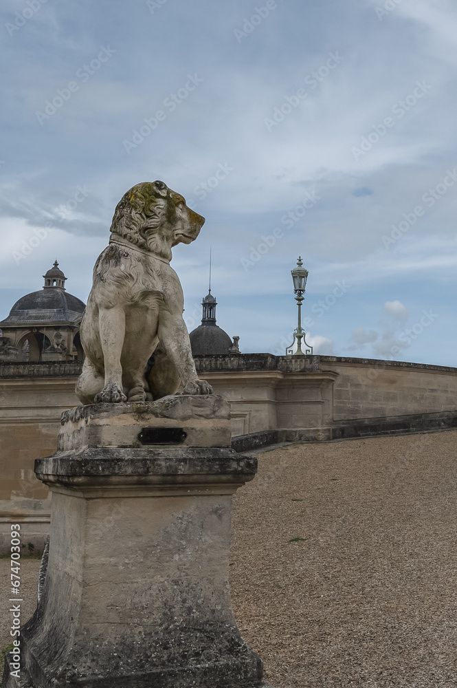 Obraz premium Statue de chiens au château de chantilly en France